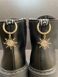 2pcs Luxury Bijoux Soleil Charmes de chaussures pour bottes Personnalité Shoe Pendant Décoration Allai Buckle Decor Femme chaussures DIY ACCESSOIRES 240506