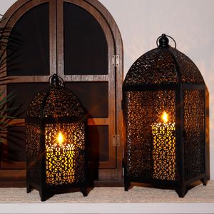 2PCS Metal Candle Howder Black Candle Lantern Decorative Hanging Lantern avec motif creux pour le jardin de fête à l'intérieur