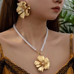 2 stks persoonlijkheid trendy Goldplated Metallic Flower Necklace for Women Wedding Minimalistisch Minimalistisch Fashionable Earring Sieraden Set 240511