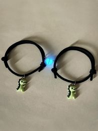 2 pièces/ensemble Couple brille dans le bracelet à breloques dinosaure sombre