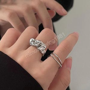 2 stks / set metalen gouden kleur onregelmatige gedraaide vouw geometrische dubbele vierkante ring voor vrouwen meisje verstelbare ring set