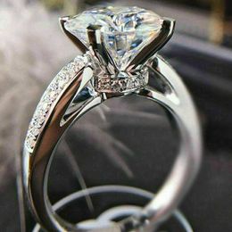2pcs bagues de mariage Huitan 2022 Bague de fiançailles de mariage classique pour femmes Brilliant Cubic Zirconia Crystal Proposition Anneau d'anniversaire