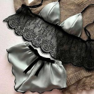 2 pièces femmes sous-vêtements Sexy soie Satin Lingerie pyjamas hauts courts soutien-gorge + Shorts ensembles Sexy femme col en v sans manches vêtements de nuit Y0911