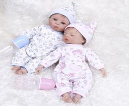 2pcslot 35cm Silicone Reborn Premie Tiny Baby Dolls Twins Twins en rose et être habillé des cadeaux d'anniversaire