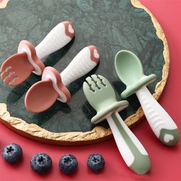 2PcsSet Baby Spoon Fork Silicone Childrens Cutlery Set Feeding Baby Tableware Baby Learn Spoon Set Short Easy Spoon 220715