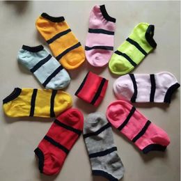 2Pieces is een paar multicolor enkelsokken met CardBoad Tags Sports Cheerleaders Black Pink Short Sock Girls Dames Katoen Skateboard SNAKE