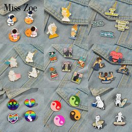 3-4 pièces/ensemble amusant Animal émail broche personnalisé Tarot chat baleine pingouin cosmonaute ours Panda arc-en-ciel broche revers Badge prix incroyable