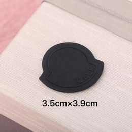 3.8 * 3.9 cm lederen brief patch zwart DIY accessoires voor sieraden hoed doek tas hoge kwaliteit groothandelsprijs