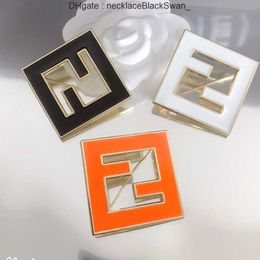 Broche de lettre de conception spéciale de 3 couleurs avec timbre sur le dos femmes lettres broches costume épinglette bijoux de qualité supérieure 0KAY