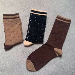 3 kleuren casual katoenen sokken met stempel vrouwen meisje letter sok ademende hoogwaardige groothandelsprijs