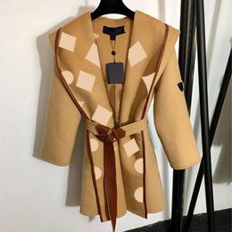 3 couleurs classique femmes longue cape mode lettres impression Long manteau filles décontracté coupe-vent 2020 vêtements d'hiver en gros