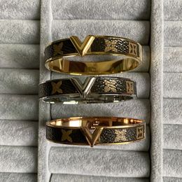 Pulseras de acero inoxidable con diseño antiguo en 3 colores, brazaletes clásicos con letras en V de lujo para parejas, regalos para mujer y mujer