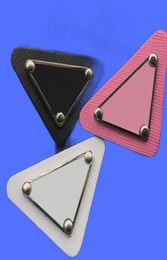 3 colores Triangle Insignia Mujeres Mujeres Accesorios de ropa de moda Broches impresos de diseñadores para Party8890834