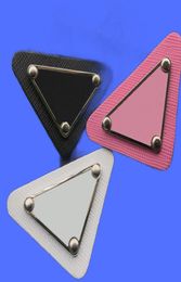 3 couleurs Triangle Badge Women Pins Vêtements de mode ACCESSOIRES DES CONCEPTIONS BROOCHES IMPRIMÉES POUR PARTO890834