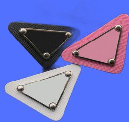 3 colores Triangle Insignia Mujeres Mujeres Accesorios de ropa de moda Broches impresos de diseñadores para fiesta1560936