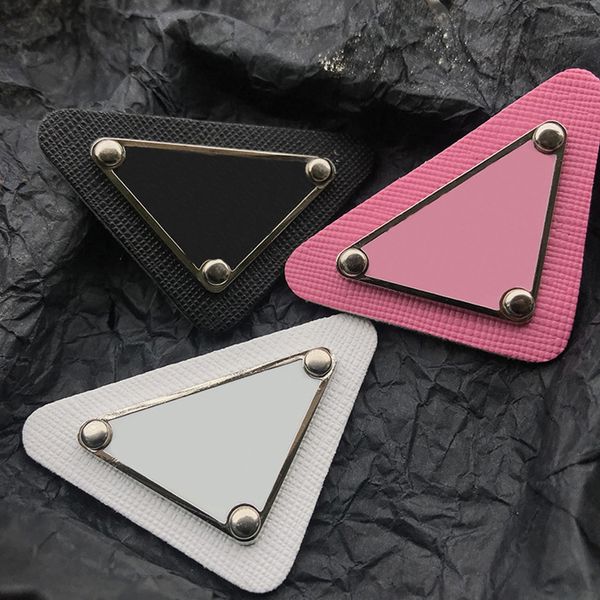 Insignia triangular de 3 colores, alfileres para mujer, ropa de moda, accesorios para sombreros, broches impresos con letras de diseñador pr para fiesta