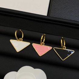 Pendientes de tuerca de diseñador para mujer, colgante de triángulo de Color dorado, aro de compromiso de latón de moda de lujo, 3 colores, venta al por mayor