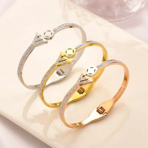 3 couleurs Bracelets de luxe femmes bracelet Designer lettre bijoux 18 carats plaqué or bracelet en acier inoxydable manchette bijoux de mode accessoires lettre