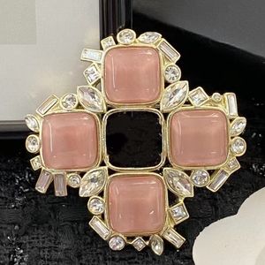 Hommes Femmes Designer Pins Broches Plaqué Or Jaune CZ Lettre Broche pour Amis pour Fête De Mariage Joli Cadeau pour Amis