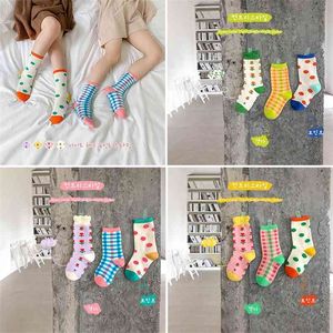 3 pcs Corée Marque Design Enfant Fille Mignonne Chaussettes Belle Kawaii Enfant Tube Fleur et Motif À Carreaux 210619