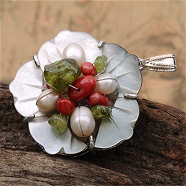 Colgantes de concha de flores, perlas blancas de agua dulce con chips de peridoto verde coral rojo, colgante de piedra, joyería para mujer, 5 piezas