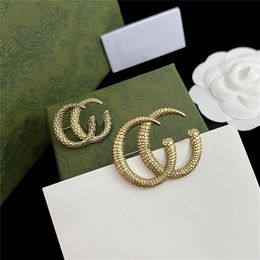3 estilos Broche de alta calidad Joyería de diseño de lujo Elegante textura de trigo Pin Traje Vestido Carta Broches de oro Pines Ropa Ornamen248b