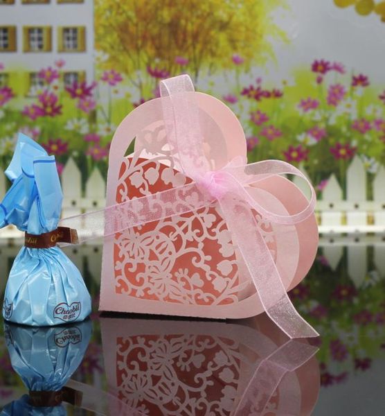 30 couleurs de faveur de mariage porte-faveur coeur sacs candychocolate sacs de papier coupé laser avec rubans Boîtes-cadeaux de mariage BWC1301400193