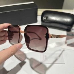 30% de descuento en gafas de sol nuevas para hombres y mujeres de diseñador de lujo 20% de descuento en personalidad de moda Protección irregular Pequeñas fragancias