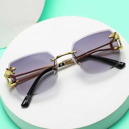 30 % RABATT auf neue Luxus-Designer-Sonnenbrillen für Herren und Damen 20 % RABATT auf den Trend mit Leopardenkopfschnitt, der die gleiche Brille mit Sternen trägt