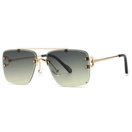 30 % RABATT auf neue Luxus-Designer-Sonnenbrillen für Herren und Damen. 20 % Rabatt auf modische, quadratische Metall-Doppelsteg-Sonnenbrillen der Marke 3040