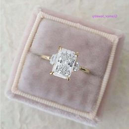 300CT Emerald Cut Moissanite Ring Emerald en Cadellic Cut 3 stenen verlovingsring 18K geel goud Gncop