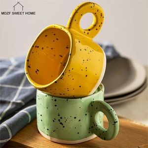 300 ml creatieve ring handvat keramische mok snoep kleur melk koffie cup kantoor thuis drinkware microgolf oven paar handgreep cups 220311