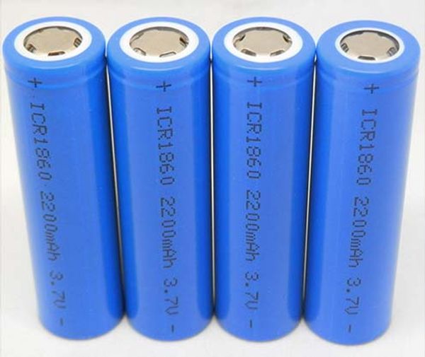 300pcs / lot 18650 2200mAh 3,7 V Flat Top Rechargeable Li-ion Batteries pour les banques d'alimentation de lampe de poche