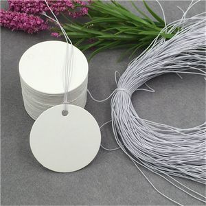 300 stks/veel eenvoudige stijl blanco wit ronde ronde ronde hangende kraft papieren tags label Prijskaartje voor wiegkaart met witte snaren