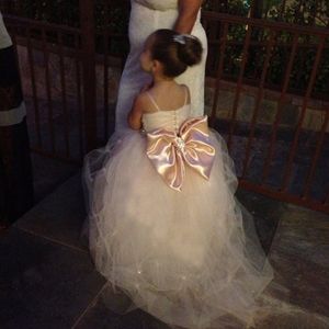 Lovely Bridal Flower Girl Dresses Spaghetti Straps Tulle Beaded Waistband Sweep Train Sparkling Little Girls Pageant Dresses Wedding