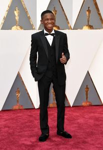 Oscar Noivo Smoking Abraham Attah Groomsmen Pico Lapela De Cetim Melhor Homem Terno / Noivo / Casamento / Prom / Dinner Ternos (Jacket + Pants + Tie + Vest)