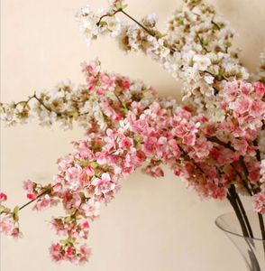 Dekorative Künstliche Blume großhandel-5 stücke Dekorative Seide Kirschblüten Künstliche Blumen Hochzeitsdekoration Sakura Gefälschte Blume Mittelstücke Dekor