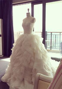 リーカーのウェディングドレスが浮かぶアイボリーの色のストラップレスレーストップブライダルガウンフリルのウェディングドレス高品質の教会ビーチガーデン2016