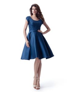 Marinblå korta ärmar brudtärna klänningar kort spets topp satin kjol informell land stil LDS brudtärna robes ny försäljning