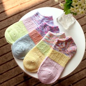 Großhandel-Großhandel Mode Persönlichkeit Retro bunte Frauen Baumwollsocken Candy Farbe grobe Nadel unsichtbare Socken Hausschuhe Calcetin