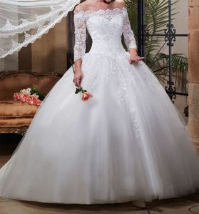 Wunderschöne weiße Ballkleid-Brautkleider, trägerlos, Dreiviertel-Ärmel, Reißverschluss und Knöpfe hinten, Sweep-Zug-Brautkleid
