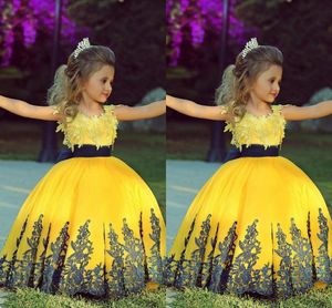 注文の結婚式のおしゃれな輝きの黄色いボールガウンの女の子のブラックサッシュレースアップリケ幼児のページェントのドレスのドレスフラワーガールウエディングパーティー