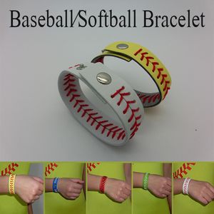 Handgjord softball / baseball armband. Gjord helt från bollarna och läder.