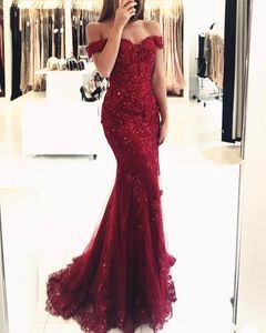 2018 Sexy Prom Dresses Off Shoulder Dark Red Burgundy Hunter Lace Aplikacje Zroszony Syrenka Długie Open Back Evening Dress Party Pagewant Suknie
