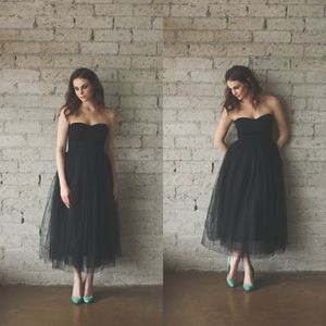 Billiga högkvalitativa te längd prom klänningar kort svart tulle skräddarsydda brudtärna klänningar strapless sweetheart plus storlek