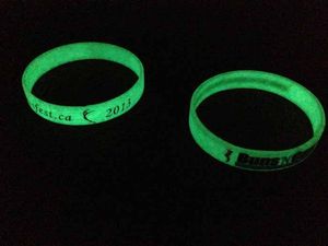 Glow Braccialetto da polso personalizzato nel Braccialetto pieno di colore debossato scuro Regalo di promozione noctilucente