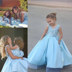 Baby blå satin blomma flicka klänningar för bröllop full längd ruffles söta applikationer ärmlös kommunion klänningar dubai arabiska barn vestidos