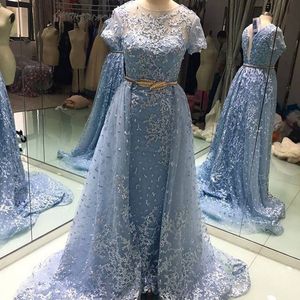 Lekki niebo niebieski koronki overskirt suknie wieczorowe z krótkimi rękawami Sheer Bateau Neck A Line Prom Suknie Sweep Pociąg Tulle Formalna sukienka