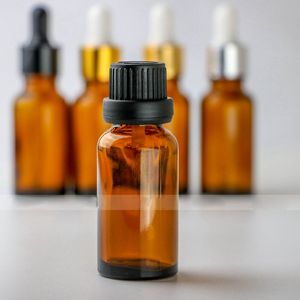 Großhandelspreis Leere 20 ml Braunglas-Tropfflaschen für ätherische Öle. Flaschen mit kindersicherem Verschluss