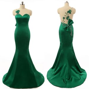 Elegante Meerjungfrau Prom -Kleid Emerald Grüne Kleider bloße Schmuckhals Ärmel und exquisites Perlen handgefertigte Blumen Illusion Rücken Abendkleid